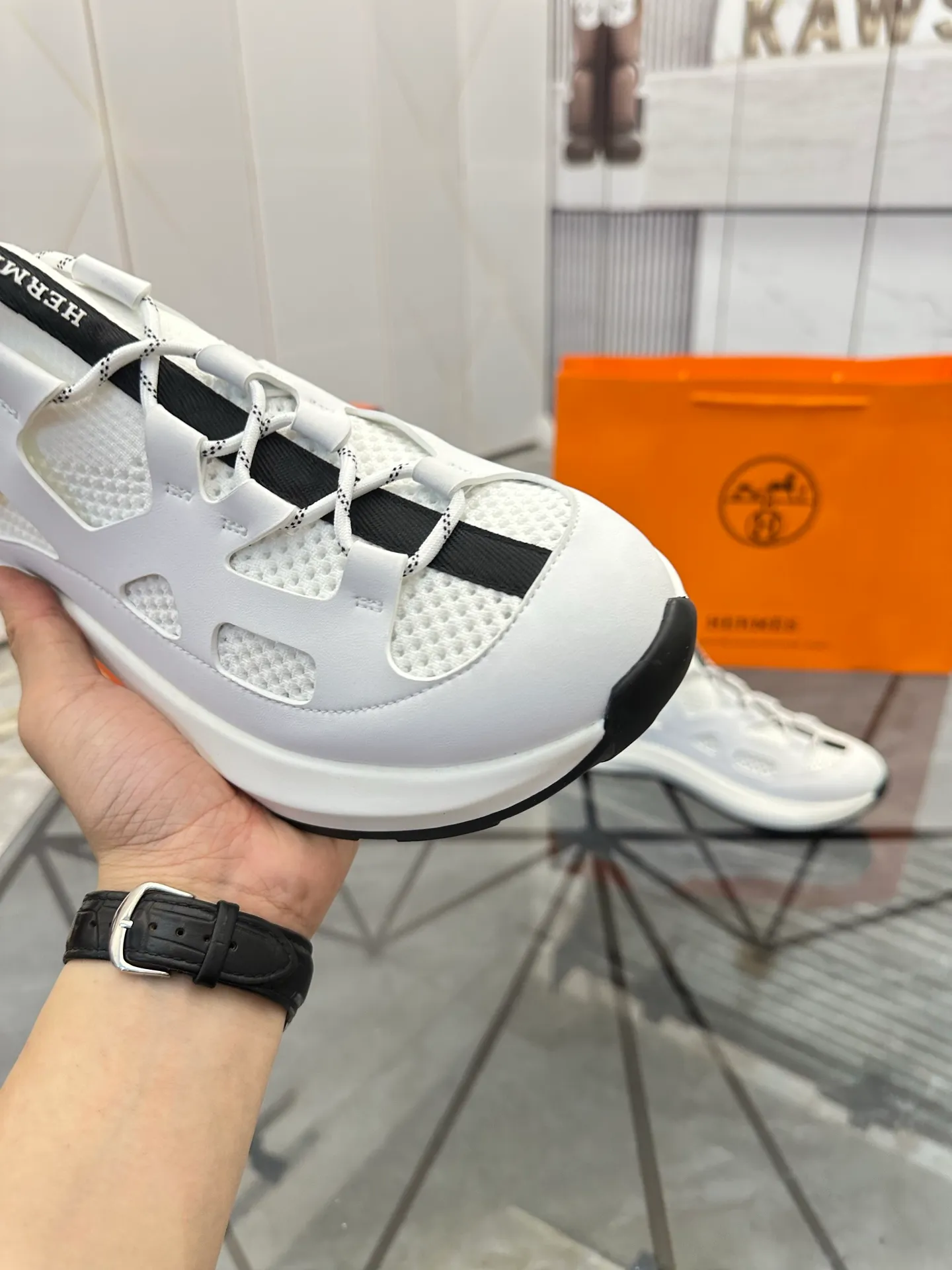 Men's shoes for sale 💰: 💰P660¥ High-end top quality Product trademark: Hermes *"Hermès*" low-top casual shoes Regular size: 38-45 (can be customized to 46) Product materials: upper imported first-layer cowhide stitched with original fabric, original rubber sheet, breathable lining, cowhide foot pads, original outsole. No.: 001